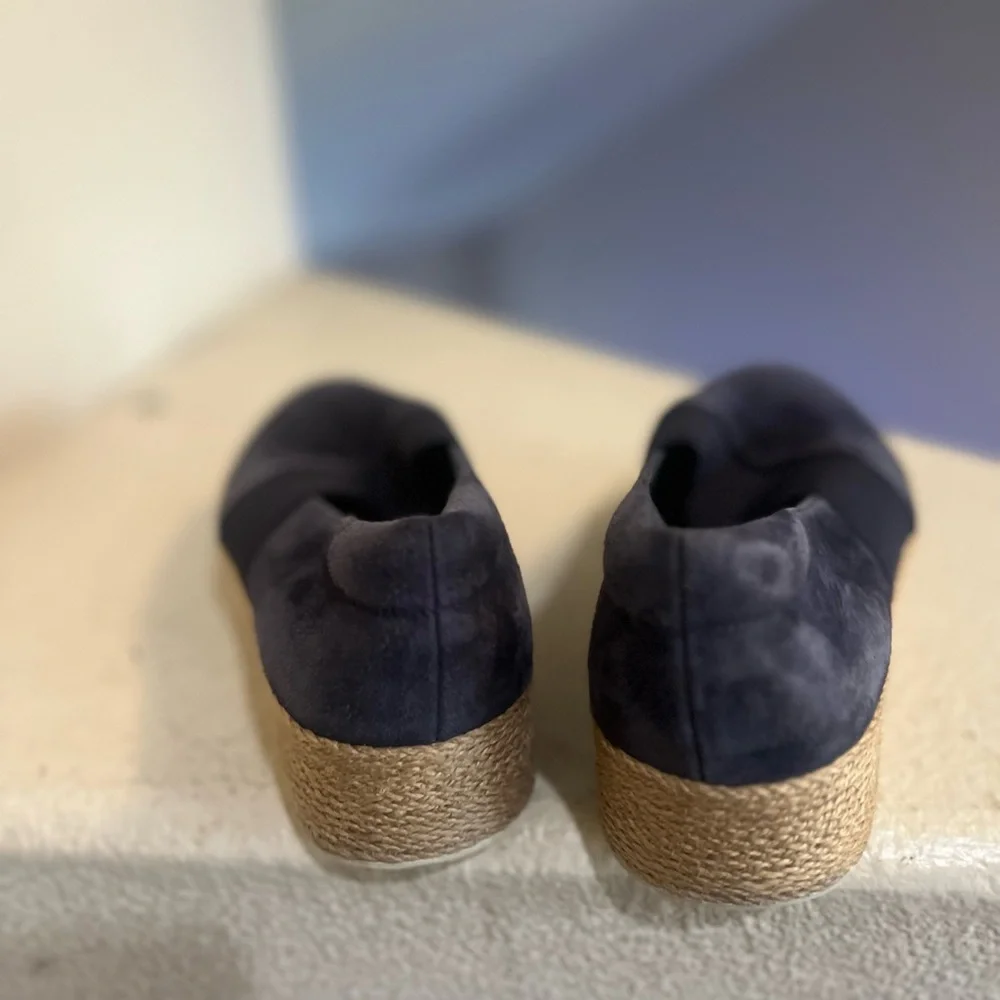 Vince Slip-On Sneaker Slip-on Round toe Navy blue suede Leather  women size 8M